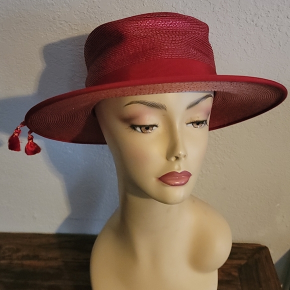 Sally Vielor classic Red Hat main image 9